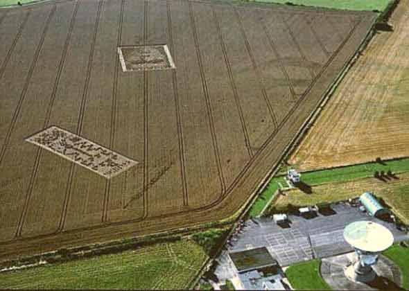 Эти изображения появились 14 августа 2001 года в Чилболтоне, неподалеку от Вервела, Гемпшир (Англия)