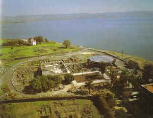 Капернаум. На заднем плане слева православный греческий монастырь. Совр. фото.