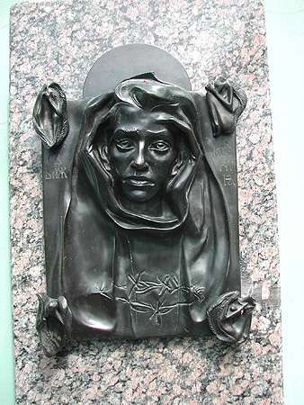 Памятная доска Ксении Блаженной (автор – Вячеслав Чеботарь) открыта 4 сентября 2000 г.