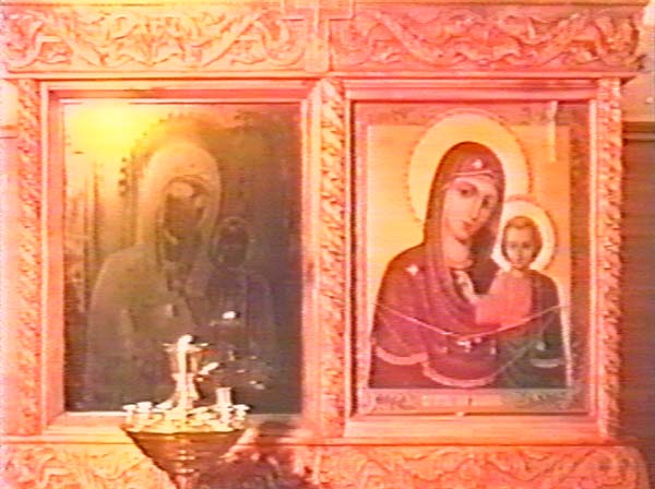 Икона Казанской Божией Матери и отпечаток иконы на стекле