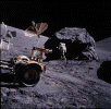 На фотографии, сделанной Эйджином Сернаном, командиром КК "Аполлон 17", пилот лунного модуля Харрисон Шмитт стоит перед большим разрушенным валуном на Луне.