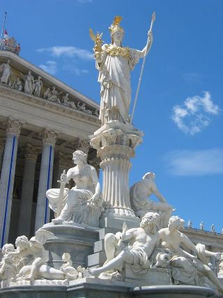 Афина, Богиня Мудрости, защищающая австрийский Парламент ...