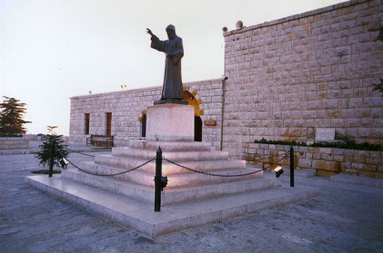 Статуя Святого Шарбеля